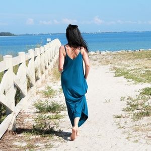 V-NECK MAXI DRESS W/SIDE POCKETS. Teal color